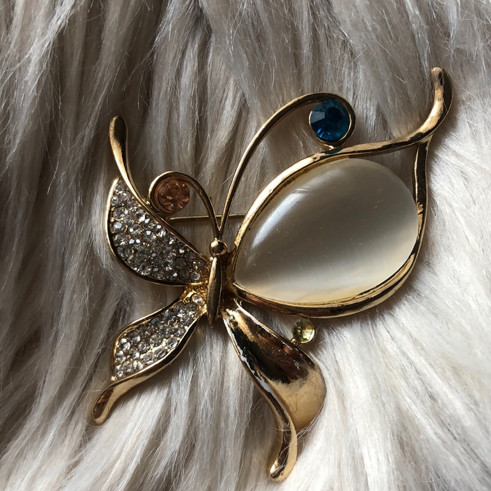 A beautiful Butterfly Vintage Goldtone Brooch